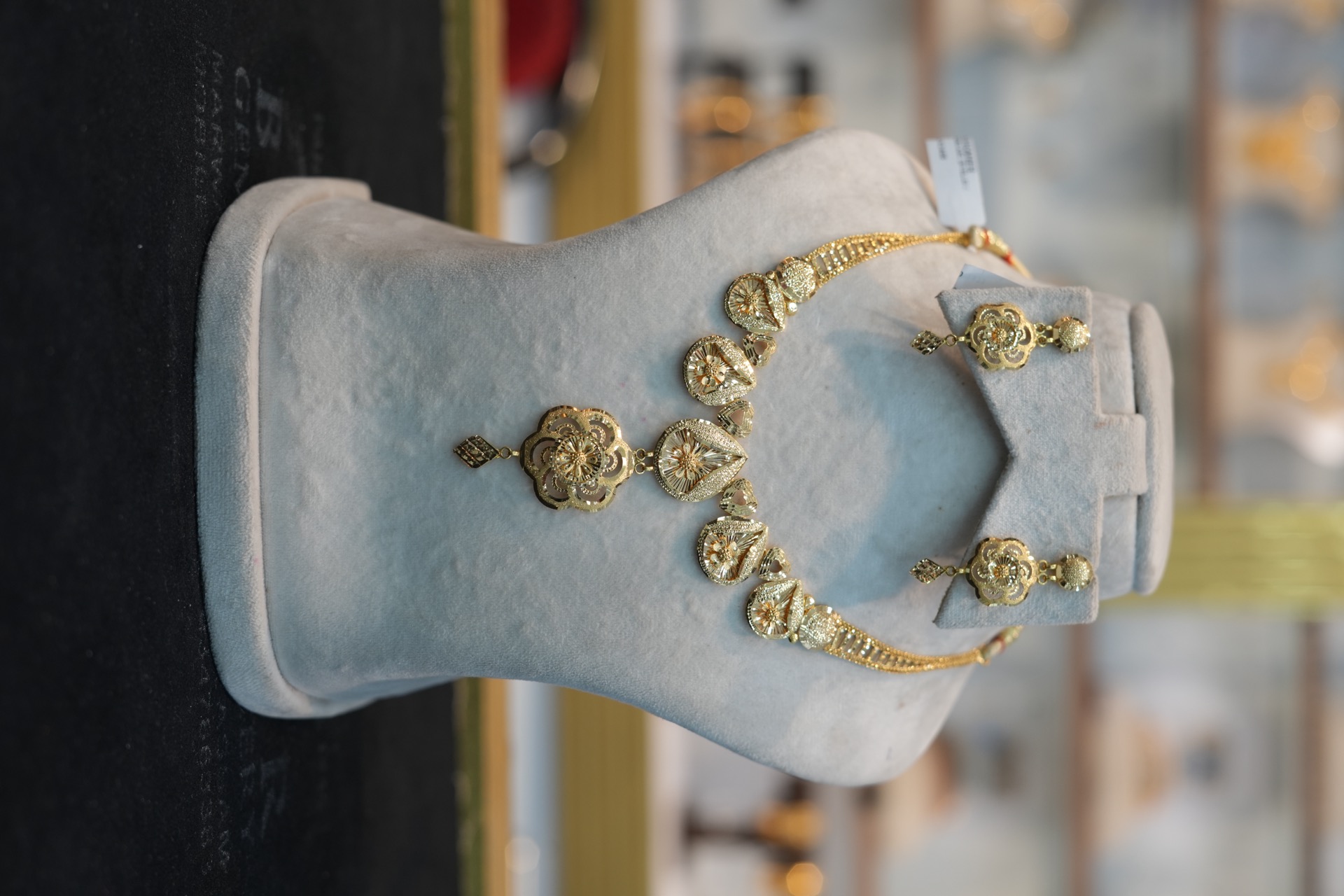 Gold pendant set