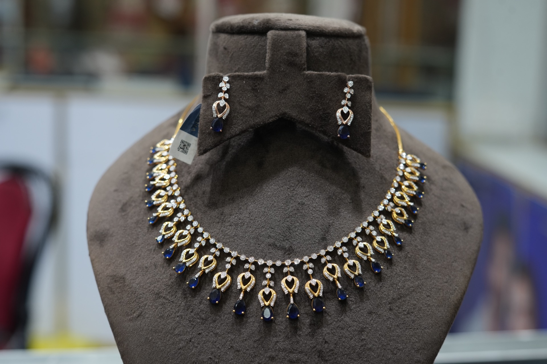 Sapphire and diamond necklace set
